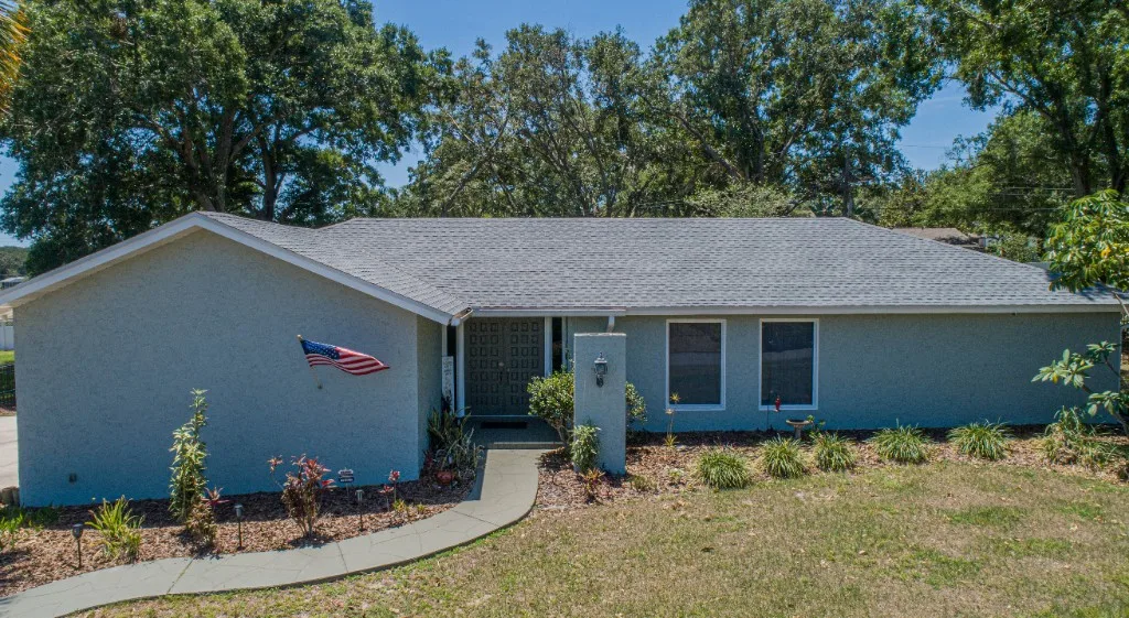 Stronghold Roofing installed a gray shingle roof on this ranch home in Auburndale, FL.