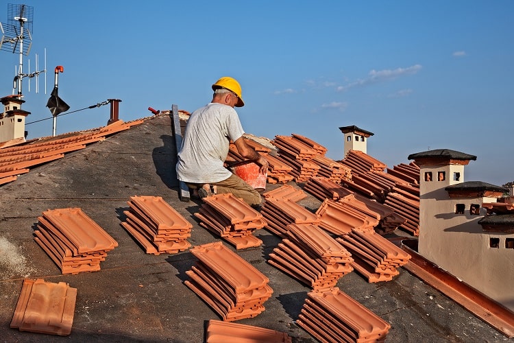 A Lakeland roofer replacing roof that is ax deductible
