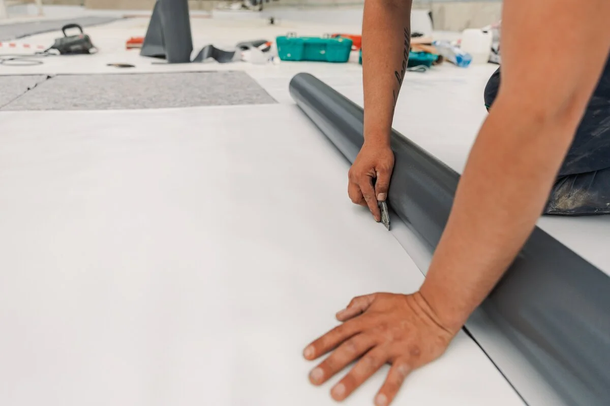 A Lakeland roofing expert installing tpo on the roof