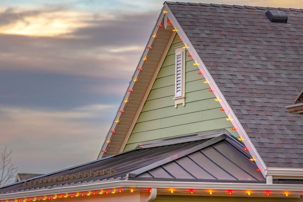 Christmas lights on roof in Lakeland