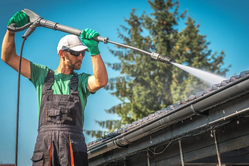 A professional cleaning roof with pressure water washing method