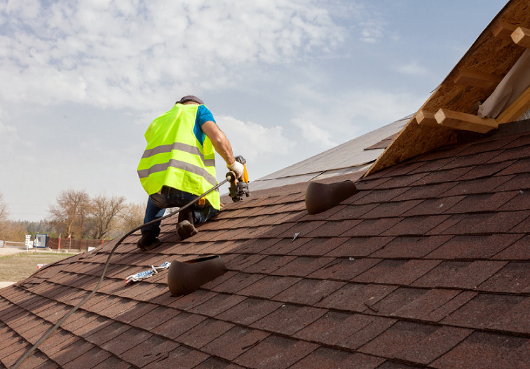 Roofer replacing roof in Florida