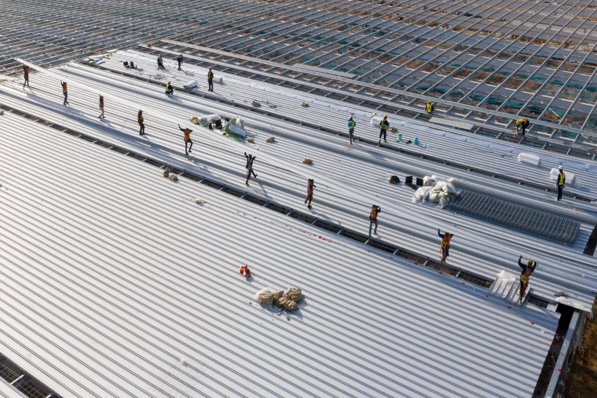 Construction worker wearing PPE woking at roof in Lakeland